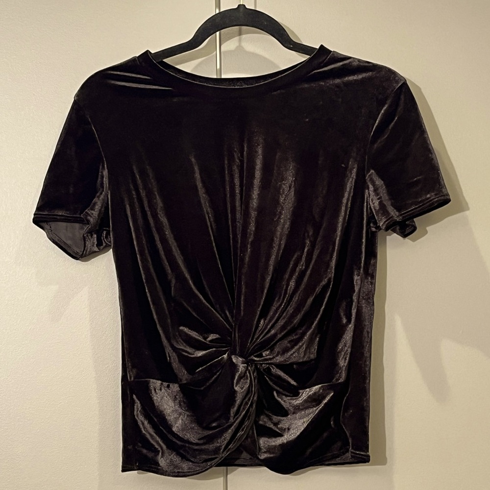 AQUA Velvety black t-shirt with front knot detail. Sz small